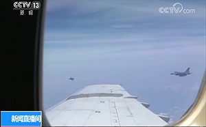 繞島巡航招式不斷翻新   中媒嗨喊：第五代空戰預賽！