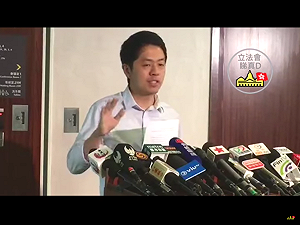 杯葛議事出怪招!?港議員搶走政府女主管手機後躲男廁…