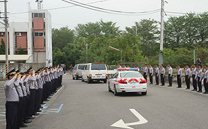 為殉職同事送行 上百國道警淚眼行禮