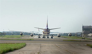 桃園機場滑行跑道屢經修繕卻仍破損連連 監委要查