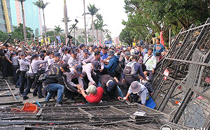 八百壯士強佔醫院 衛福部：嚴厲譴責阻礙就醫