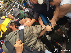直擊》搶相機、圍毆、狂踹 回顧反年改如何戕害新聞自由
