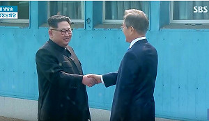 快訊！金正恩  文在寅歷史性握手