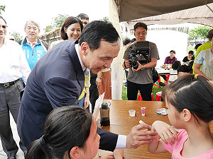 藍擬推管中閔選北市長？朱立倫避答：關鍵在傷害大學自主