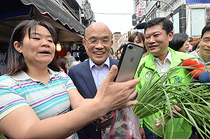 蘇貞昌母雞帶小雞 領議員參選人訪寺廟喊「凍蒜」