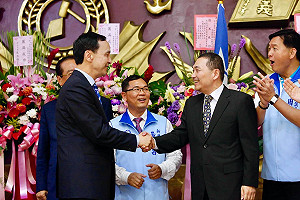 議會藍黨團交接 侯友宜：下次我要站朱市長那個位置