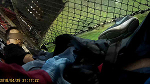 棒球練習場男子揮棒用力過猛  自打球讓膝蓋變形