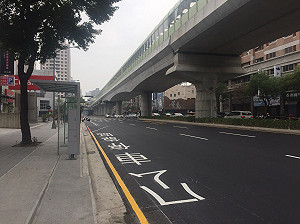 不再「路無三尺平」 中市文心路首段路平完工