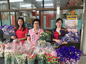中市女議員送康乃馨  祝媽媽們母親節快樂