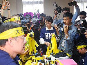 國民黨團聲援新五四運動 衝進教育部長辦公室綁黃絲帶