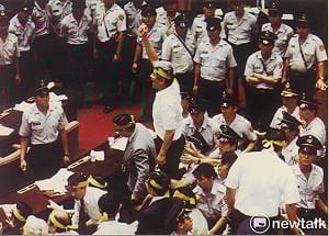 盧仔新書試讀17》 盧修一跳上國會殿堂桌上   疾呼廢除惡法「刑法100條」