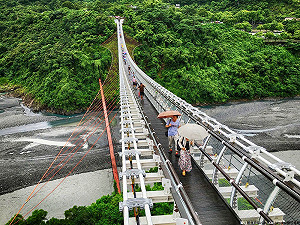 大雨來襲！屏東琉璃吊橋今暫停開放