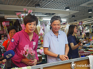 金溥聰陪同鍾沛君掃街送康乃馨 熱情歐巴桑高呼「好帥」