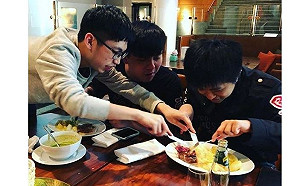 英雄聯盟季中賽》教練什麼都要會？戰馬教Hanabi吃西餐