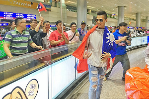 中將機場親迎上兵！蘇祈麟出國比賽榮歸受英雄式歡迎