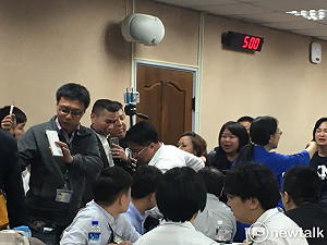 軍人年改審查 藍綠為搶奪音箱大打出手