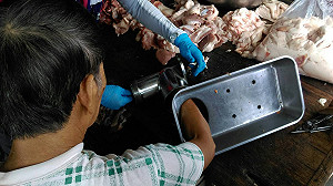 民眾手卡絞肉機 消防隊連人帶機送醫