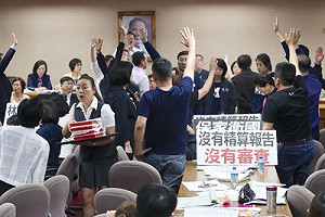 挑燈夜戰進度牛步化！軍改草案審查  朝野今續交鋒