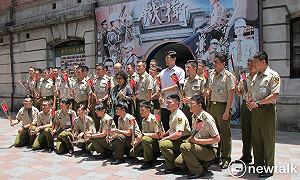 陳菊贈火鶴花給天下第一營 要給大家「乎好」