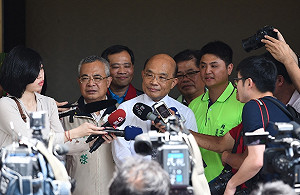 母親節把女兒還給太太 蘇貞昌為蘇巧慧跑行程