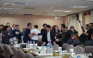 軍改又開打？！國民黨杯葛條文宣讀 朝野立委扭打成一團