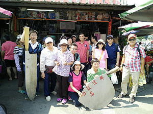 慶祝溫馨「母親月」 香蕉洋蔥大方送