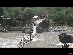 超重了?!23學生擠上去拍照  克什米爾老舊木橋垮斷  3死15失蹤