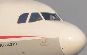 川航前擋玻璃脫落  副機師半身懸掛窗外