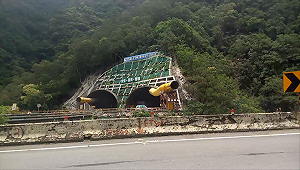 南迴草埔隧道貫通石  屏東縣府19日發放