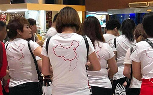 陸客穿九段線T恤入境 越南民眾籲政府遣返