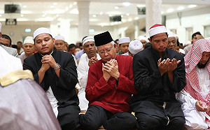 才在清真寺做晚禱  大馬涉貪前總理5據點被抄