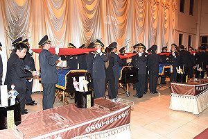 敬鵬勇消覆旗火化 移靈車隊繞行消防局同仁列隊相送