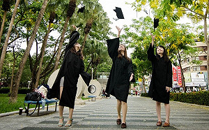 文青學士服打卡特輯！彩繪牆、頹廢風、地景藝術都在這