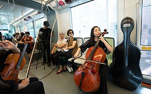 彩繪列車文化上妝   高雄輕軌散發文青風