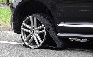 夏日開車小心爆胎！輪胎不符規定恐挨罰