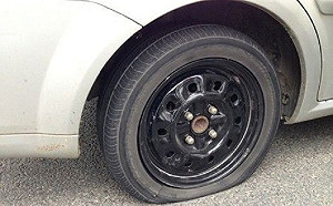 熱到爆？係金ㄟ！行車突爆胎自救三撇步