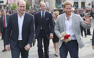 英國王室大婚前夕 哈利威廉散步見粉絲