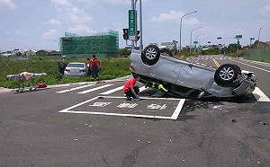 重劃區車速快相撞  一車四輪朝天一車衝入草叢