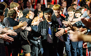 英雄聯盟季中賽》 雖敗猶榮！ 閃電狼止步四強但博滿堂彩