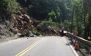 即時》北宜公路47K邊坡土石滑落 交通雙向管制