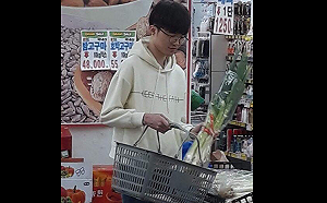 《英雄聯盟》一根蔥各自解讀？Faker上街買菜引發熱議