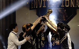 英雄聯盟季中賽》神開戰逆轉劣勢 中國戰隊RNG奪冠！