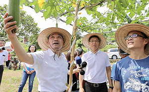 蘇侯拍肩互較勁? 侯友宜:老縣長與蔡英文打招呼也拍肩膀