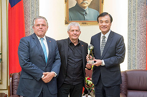 接見德國史塔西檔案局長  蘇嘉全：轉型正義是為達到族群和解