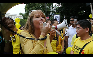 揭弊英雌助大選變天  黑名單女記者重返大馬