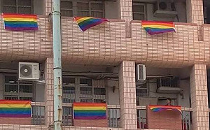 瑞祥高中停掉同志講座  部分老師學生掛彩虹旗抗議