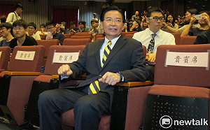 吳釗燮拜託政大學弟：出國要堅持「國立」不可被拿掉