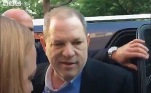 好萊塢狼製片遭起訴 主動投案竟面露輕蔑微笑