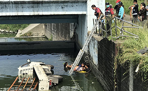 屏東小貨車與機車相撞　兩人受困大排水溝