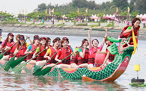 鹿港龍王祭開跑！白天藝陣踩街、夜晚溪畔賞燈